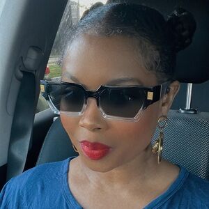 Royalty New Arrival Sunglasses “Get-a-way” 🕶️ Black & Clear